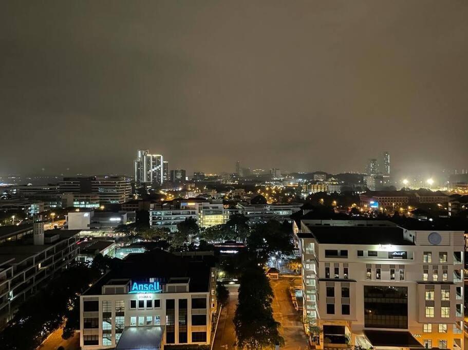 Cq1305-selfcheckin-netflix-wifi-parking-cyberjaya, Cybersquare Soho,2012 Apartment